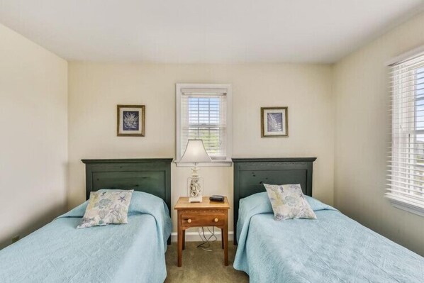 4 bedrooms, iron/ironing board, free WiFi, bed sheets - Willes-Easy walk to beach 2 suites Community Pool, Tennis and more (Duck)