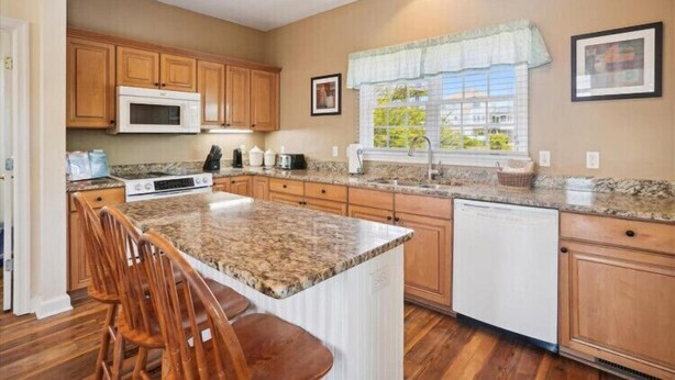 Coffee/tea maker, fridge, microwave, oven - Willes-Easy walk to beach 2 suites Community Pool, Tennis and more (Duck)