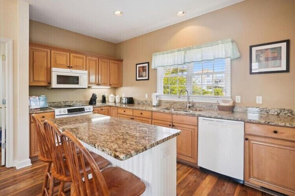 Coffee/tea maker, fridge, microwave, oven - Willes-Easy walk to beach 2 suites Community Pool, Tennis and more (Duck)