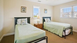 4 bedrooms, iron/ironing board, WiFi (free), bed sheets - Willes-Easy walk to beach 2 suites Community Pool, Tennis and more (Duck)