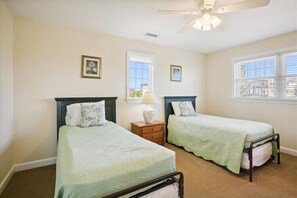4 bedrooms, iron/ironing board, free WiFi, bed sheets - Willes-Easy walk to beach 2 suites Community Pool, Tennis and more (Duck)