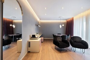 Suíte premium, terraço | Área de estar | TV 32 polegadas com canais digitais, livros