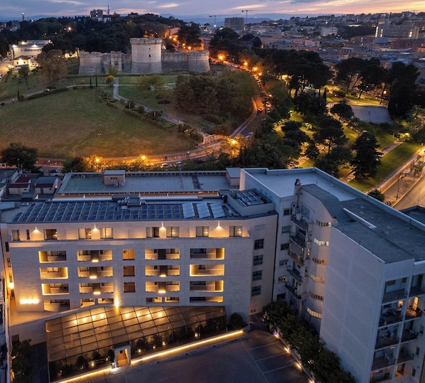 A modern hotel with a rooftop terrace, multiple floors, and a courtyard. - Eurostars Matera LaSuite (Matera)