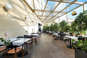 Colazione a buffet, servita tutte le mattine (20 EUR a persona) 