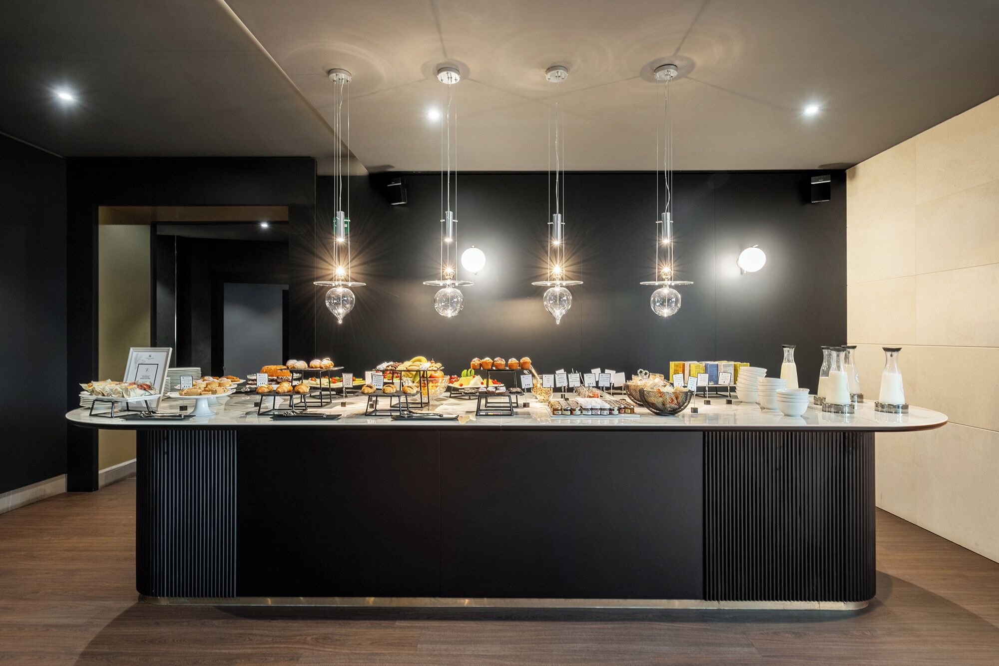 Un bar à petit-déjeuner moderne proposant une variété d’aliments et un choix de boissons lactées.