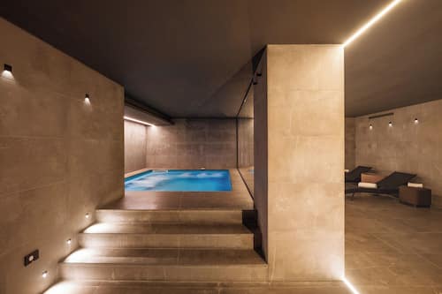 Sauna, hot tub, steam room, Turkish bath/hammam, body treatments
