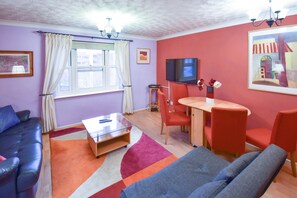 Departamento, 3 habitaciones | Área de sala de estar | Televisión de pantalla plana