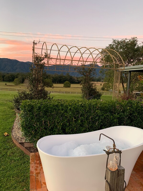 Outdoor spa tub