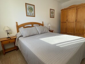 2 dormitorios, tabla de planchar con plancha, Internet