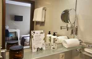 バスアメニティ (無料)、ヘアドライヤー、タオル