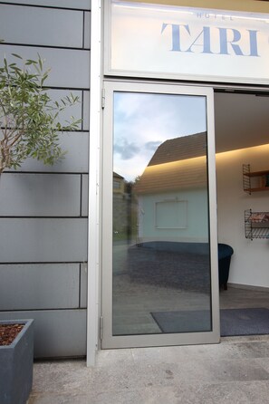 Exterior detail - Hotel Tari (Hoechberg)