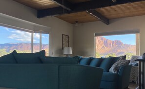 Smart-TV, DVD-spiller, bøker og musikkbibliotek