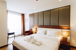 Suite Junior | 1 camera, una scrivania, tende oscuranti, ferro/asse da stiro