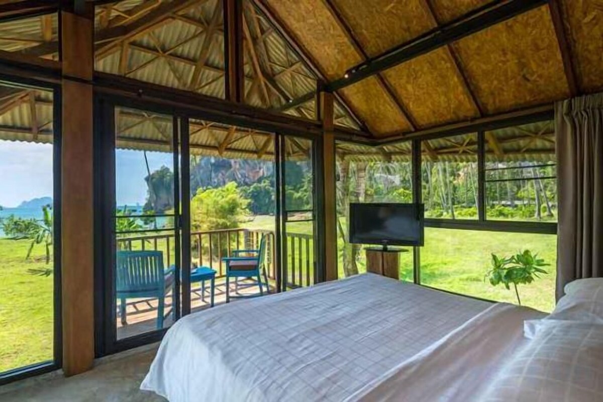Cortinas opacas, wifi gratis, ropa de cama