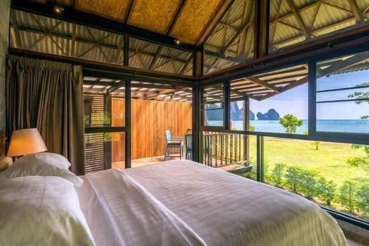 Blackout curtains, free WiFi, bed sheets