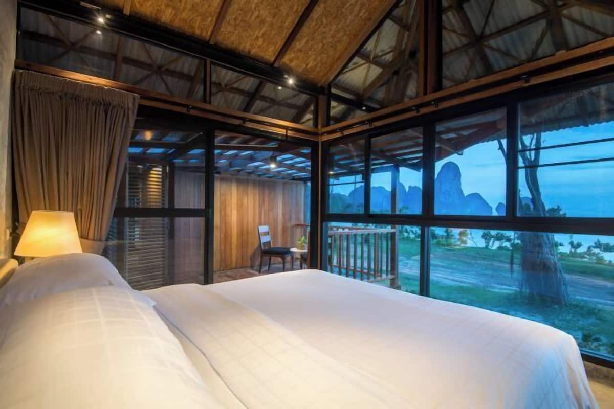 Blackout curtains, free WiFi, bed sheets