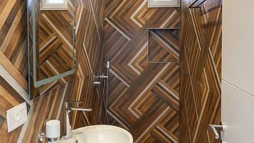 Habitación doble Deluxe, balcón, vista al mar | Baño | Regadera, secadora de cabello, bidet, toallas