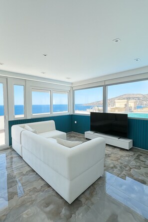 Deluxe tweepersoonskamer, balkon, uitzicht op zee | Woonruimte | Ledtelevisie