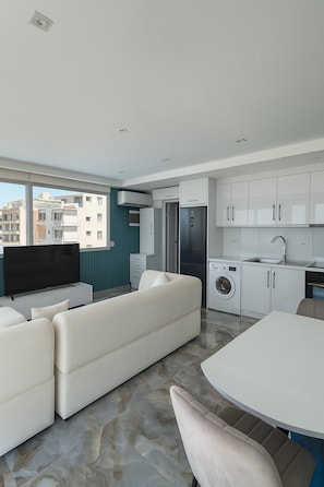 Deluxe-Doppelzimmer, Balkon, Meerblick | Wohnbereich | LED-Fernseher