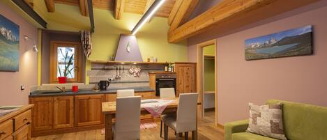 Apartment, 1 Bedroom (Il Melo) | Ruang tamu | TV LED, lantai dipanaskan