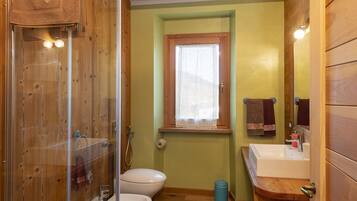 Appartement, 1 slaapkamer (Il Melo) | Badkamer | Een douche, een haardroger, een bidet, handdoeken