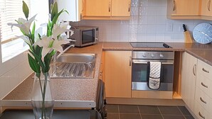 Apartment, 2 Bedrooms | Private kitchen - Monkston Park Home with a view (Milton Keynes)