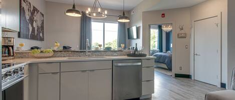 Réfrigérateur, micro-ondes, four, plaque de cuisson