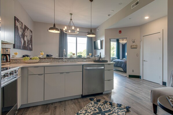 冰箱、微波炉、烤箱、炉灶