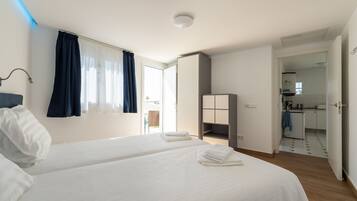 Bungalow, 2 habitaciones, terraza, vistas a la piscina | Cortinas opacas, wifi gratis, ropa de cama