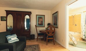 Fernseher, Kamin, DVD-Player, Bücher