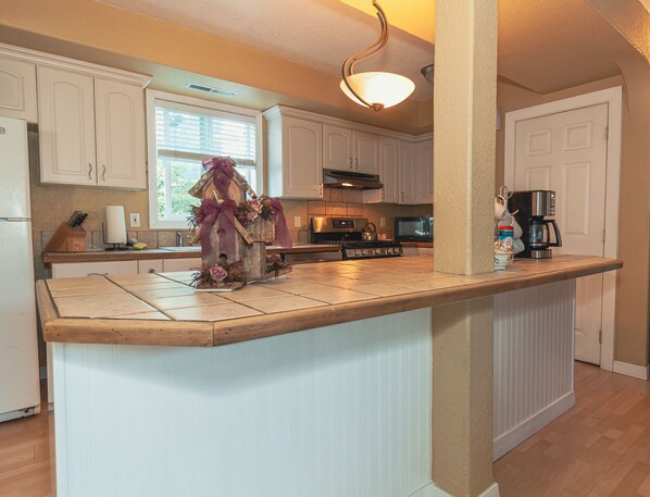 Fridge, microwave, oven, stovetop - Parrish Room at  BNB (Yelm)