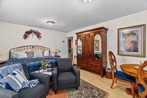 1 bedroom, WiFi, bed sheets - Parrish Room at  BNB (Yelm)