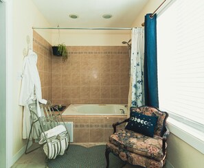 Combined shower/bathtub, jetted bath, hair dryer, towels - Parrish Room at  BNB (Yelm)