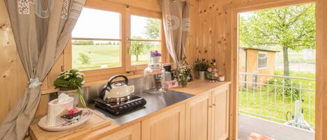 Mobile home (Schäferwagen-Häusle (4 bunk beds)) | Mørklægningsgardiner, gratis baby-/barnesenge, gratis Wi-Fi, sengetøj