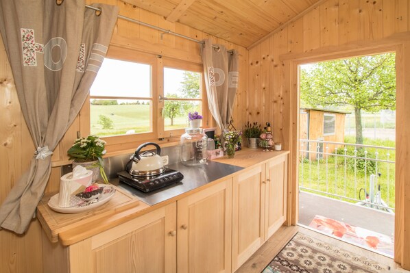 Mobile Home (Schäferwagen-Häusle (4 bunk beds)) | Blackout drapes, free cribs/infant beds, free WiFi, bed sheets - Ferienparadies Reifnhof (Riedering)