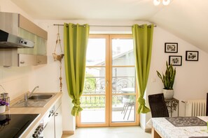 Apartment, 1 Bedroom, Balcony (FeWo Kampenwand) | Private kitchen | Electric kettle, cookware/dishes/utensils - Ferienparadies Reifnhof (Riedering)