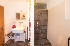 Dusche, Haartrockner, Handtücher