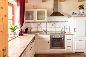 公寓, 1 間臥室, 露台 (Appartment Simssee) | 私人廚房 | 電熱水壺、鍋具/餐盤/廚房用品