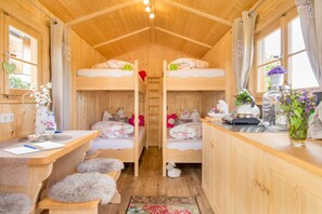 Mobile Home (Schäferwagen-Häusle (4 bunk beds)) | Blackout drapes, free cribs/infant beds, free WiFi, bed sheets - Ferienparadies Reifnhof (Riedering)