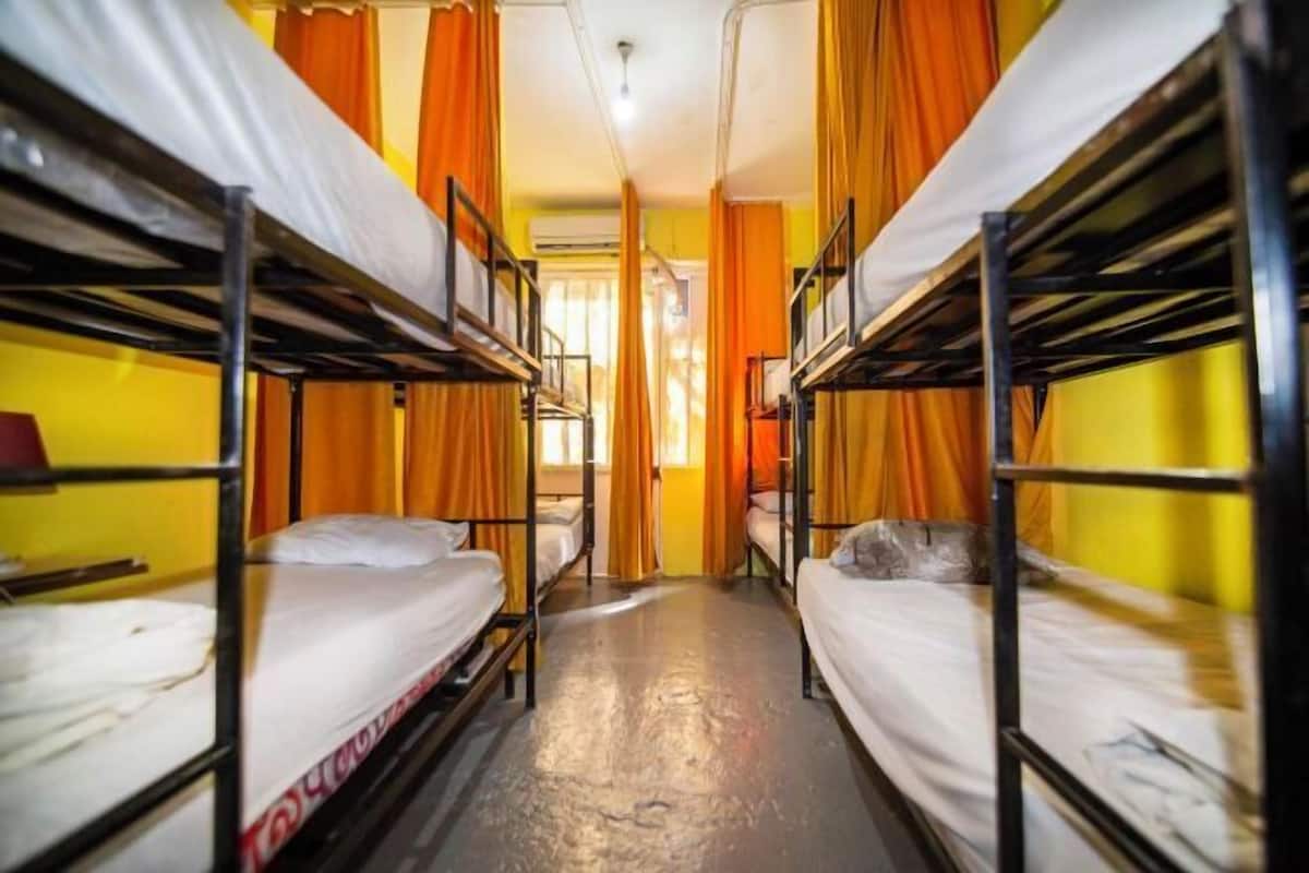 Escritorio, wifi gratis y ropa de cama