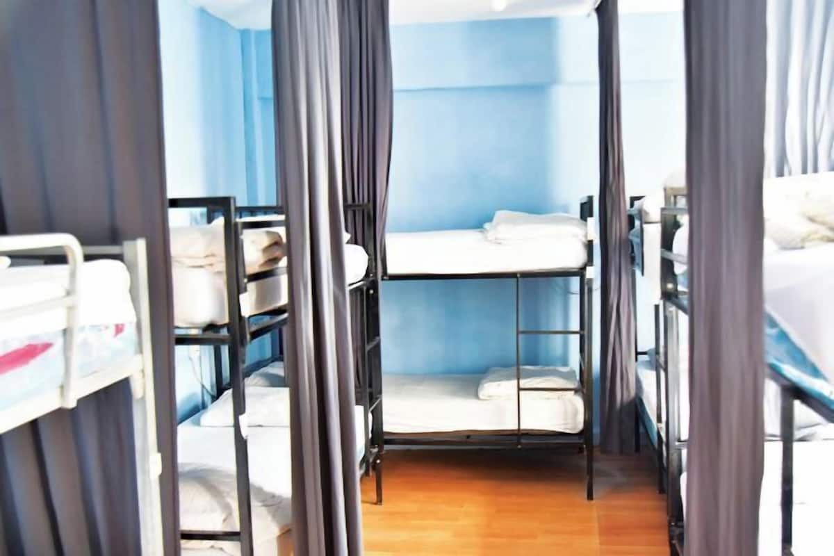 Escritorio, wifi gratis y ropa de cama
