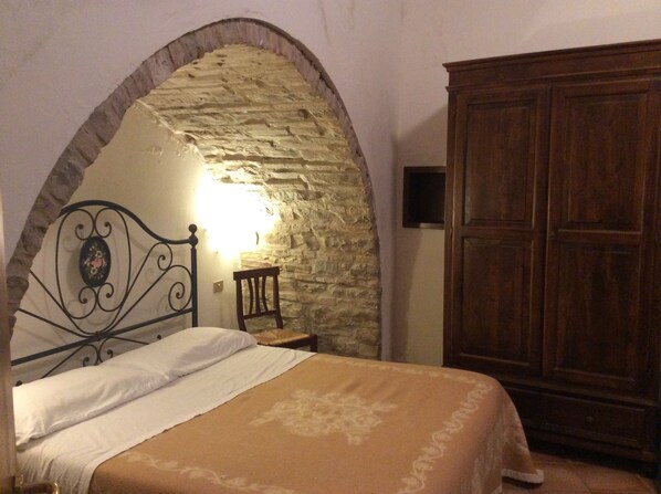 Desk, free cots/infant beds, free WiFi, bed sheets