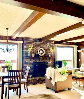 Interior - Lakefront Beach Resort,Huge Deck & Amazing Sunsets (Montague)