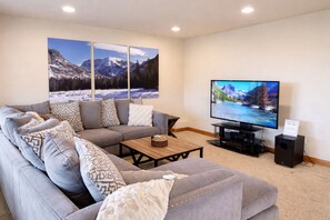 Smart-TV, Kamin, DVD-Player, Bücher