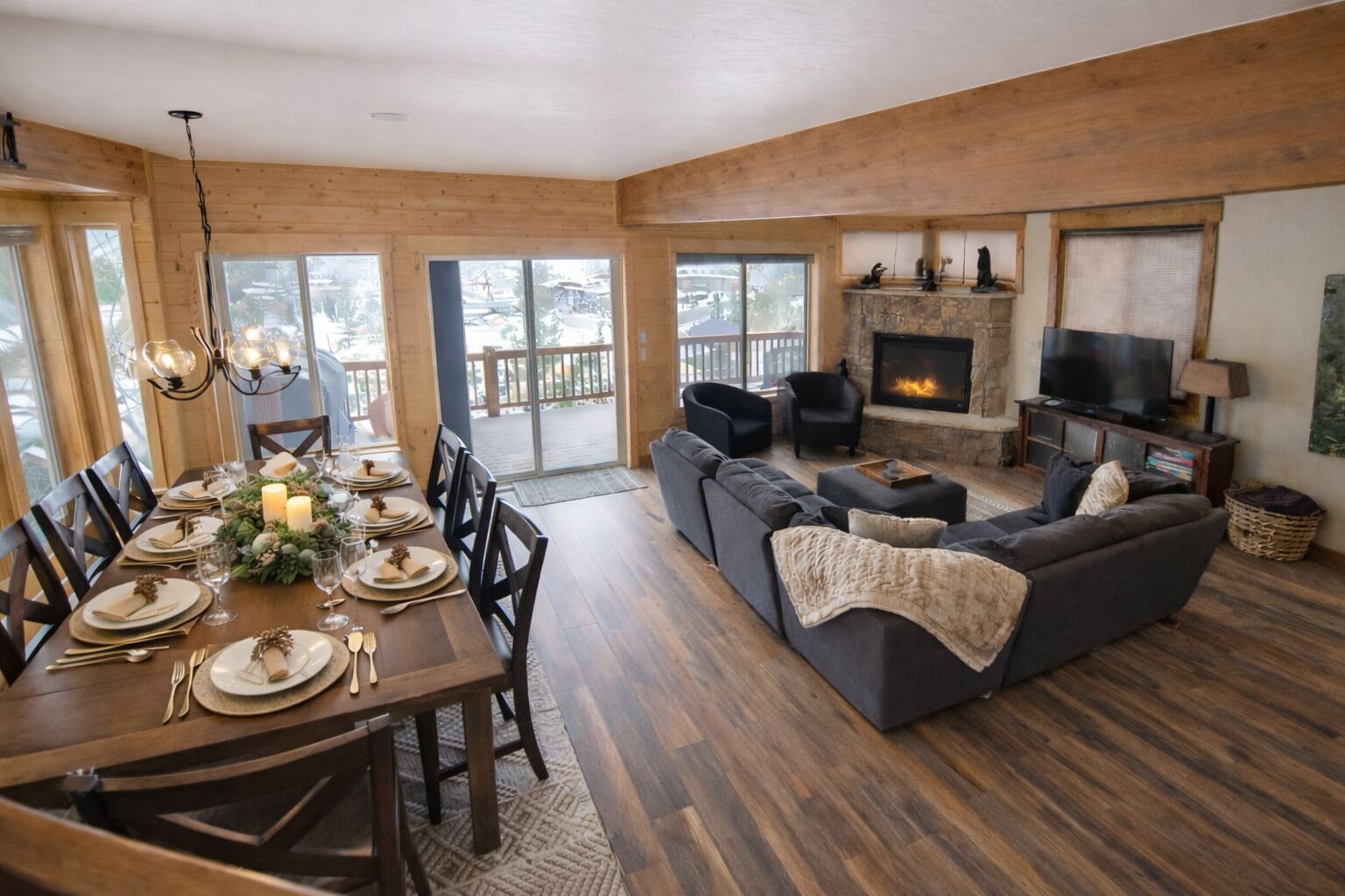 Smart TV, chimenea, reproductor de DVD, futbolito