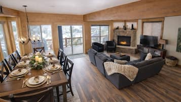 Smart TV, caminetto, lettore DVD, tavolo da calcetto