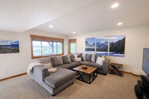 Smart TV, chimenea, reproductor de DVD, futbolito