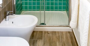 Standard Double Room | Bathroom | Shower, hair dryer, bidet, towels - B&B Fronte del Porto (Salerno)
