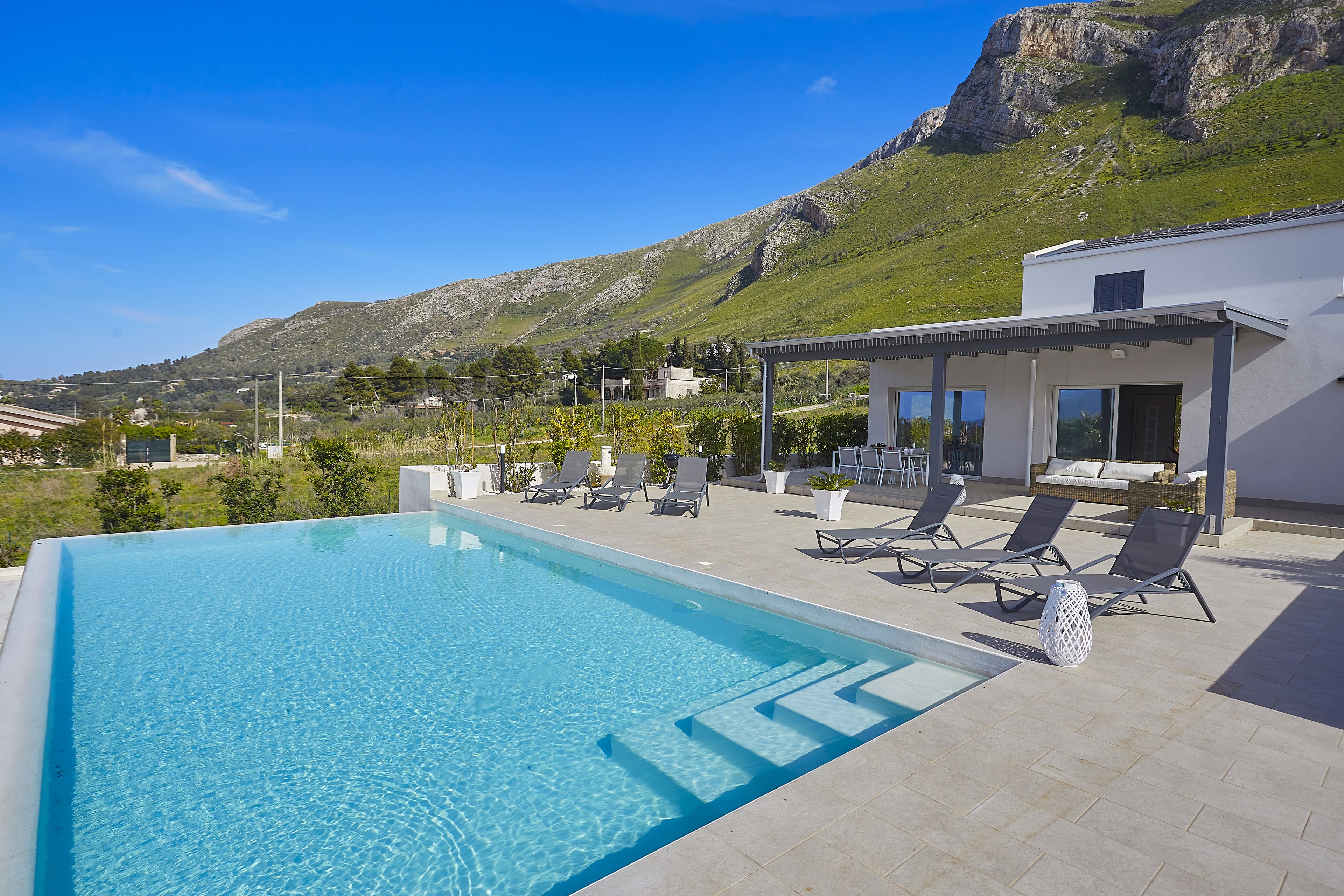 Außenpool (je nach Saison geöffnet), Liegestühle