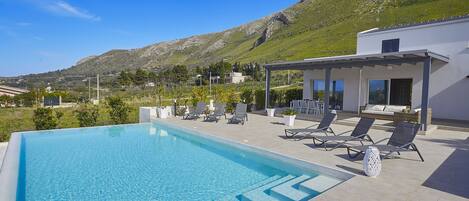 Außenpool (je nach Saison geöffnet), Liegestühle